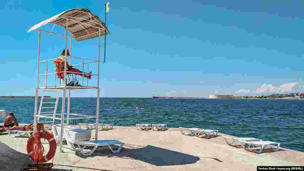 У центрі пляжу – рятувальний пост