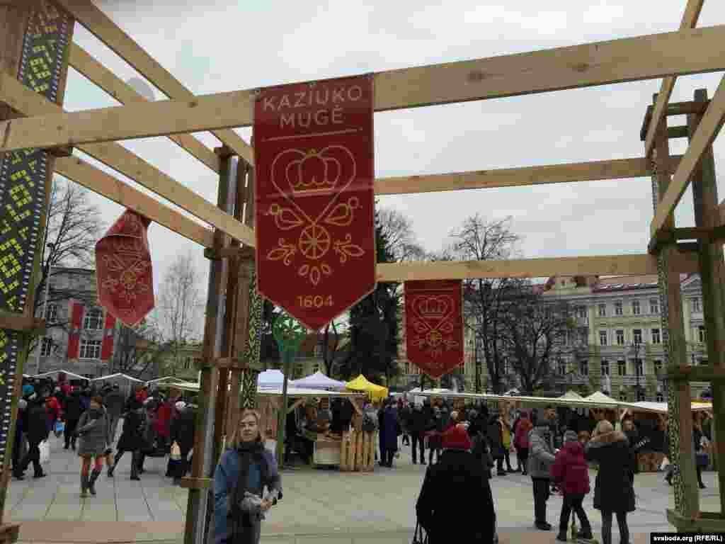 Пад кірмаш аддадзены ўвесь цэнтар Старога горада і праспэкт Гэдыміна — ажно да будынку Сэйма. Вырабы і прысмакі — з усіх рэгіёнаў Літвы, а таксама з Латвіі, Польшчы, Беларусі, Украіны.