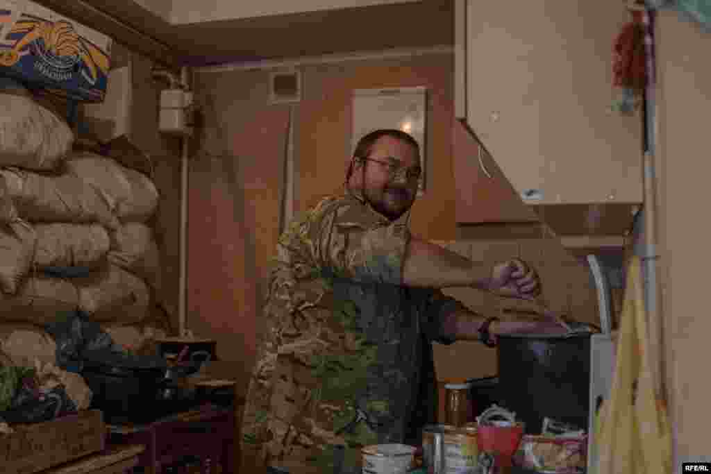 «Тунец» готовит ужин. Когда-то он руководил собственным бизнесом, но несколько месяцев назад присоединился к батальону и платит месячную плату некоторым бойцам из собственного кармана