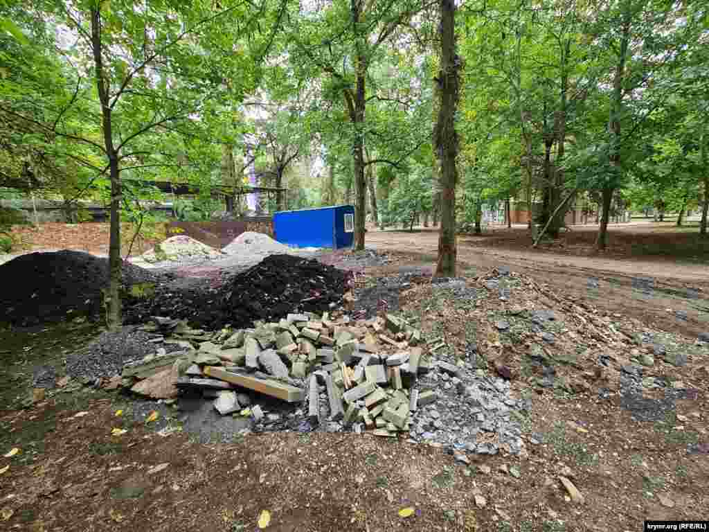Гагаринский парк в Симферополе захламили строительным мусором