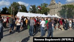 "Ovde smo da podržimo predsednika", rekli su neki od prisutnih na skupu ispred zgrade parlamenta, 28. jun 2025.