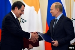 Президент Росії Володимир Путін (праворуч) та президент Кіпру Нікос Анастасіадіс. Москва, лютий 2015 року