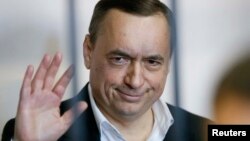 Ukraine -- Ukrainian former lawmaker Mykola Martynenko, who is under investigation over the suspected embezzlement, gestures inside the defendant's cage as he attends a court hearing in Kyiv, April 21, 2017