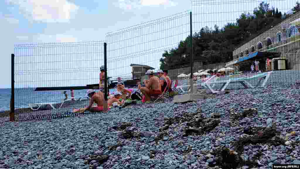 По соседству за решеткой расположен пляж санатория «Курпаты». Пройти туда можно всем желающим, чтобы воспользоваться раздевалкой и другими удобствами