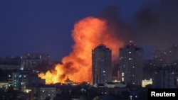 Вогонь і дим внаслідок російського удару по Києву. Ніч на 6 червня 2025 року