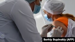 За даними МОЗ, від початку кампанії щеплено 71 923 людини, з них отримали одну дозу – 71 922