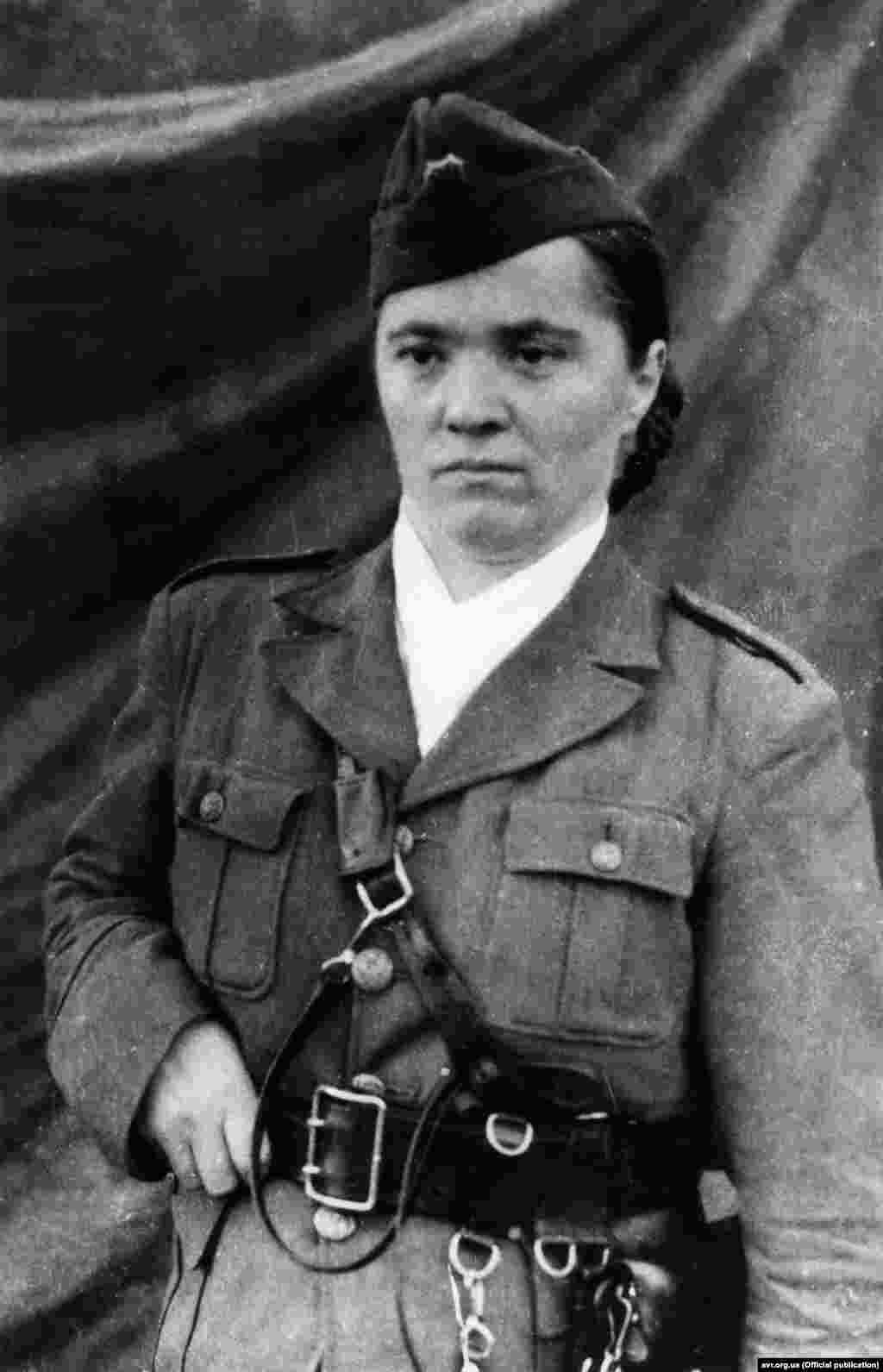 Галина КУЗЬМЕНКО Псевдо: «НАДЯ» Діяльність: за першою версією – воячка УПА, кулеметниця та пропагандистка ТВ-21 «Гуцульщина»; за другою версією  – фельдшерка куреня УПА «Степового» та наглядач підпільної аптеки. ***** За зв'язок із українським підпіллям Галина Кузьменко зазнала катувань чекістів, провела 10 років у радянському концтаборі у Воркуті.   Після завершення ув'язнення, радянський режим не дозволив дівчині одразу повернутись до України.  По собі Галина Кузьменко лишила доньку Роксолану, народжену від колишнього упівця Ярослава Когута. 