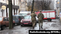 На місце обшуку приїхали реанімобіль і машина МНС