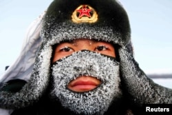 Китайский пограничник на границе с Россией. Провинция Хэйлунцзян, 2015 год