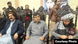 د پي ټي اېم مشر منظور پښتین، محسن داوړ او علي وزیر په میرلي کې د یوې ولسي غونډې پرمهال. ۲ مارچ ۲۰۱۸