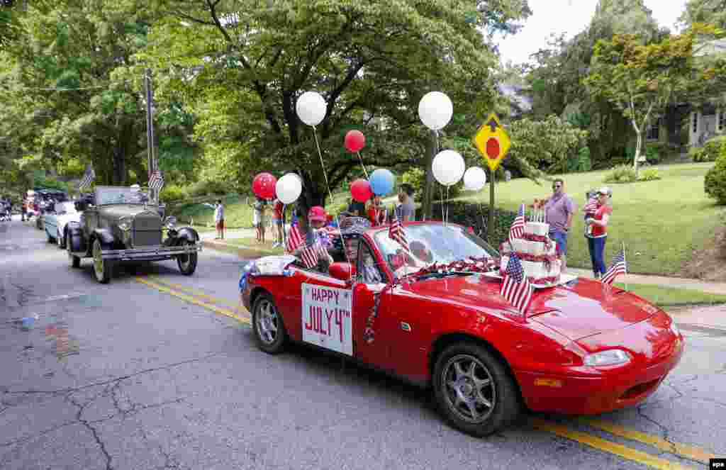 Парад «Авондейл» з нагоди святкування Дня незалежності США в Авондейлі (штат Джорджія, США)