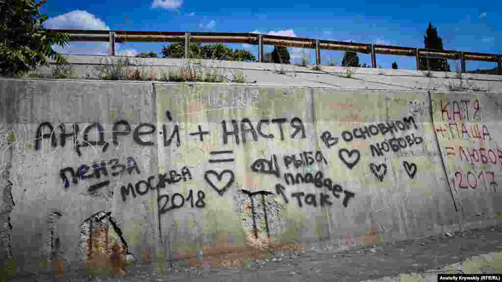 «Любовная география» на опорной стенке пляжа