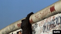 Більшість східнонімецьких втікачів не хотіли повертатися до комуністичного «раю» за Берлінською стіною. Берлін 1989 р.