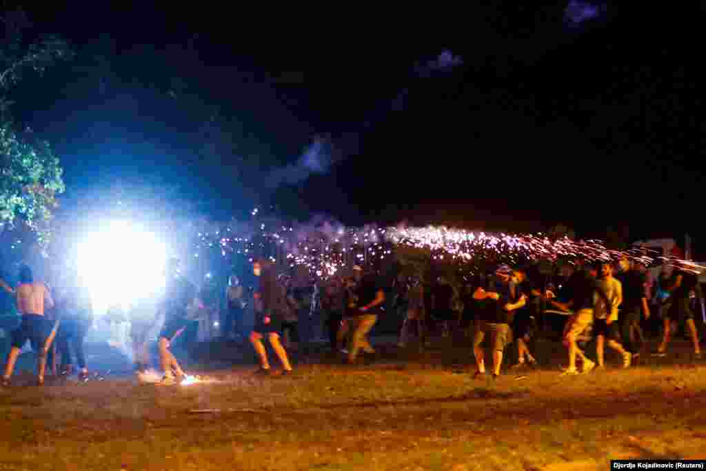 Demonstranti u povlačenju po početku policijske intervencije u glavnom gradu pokrajine Vojvodina, 5. septembra 2025. godine.