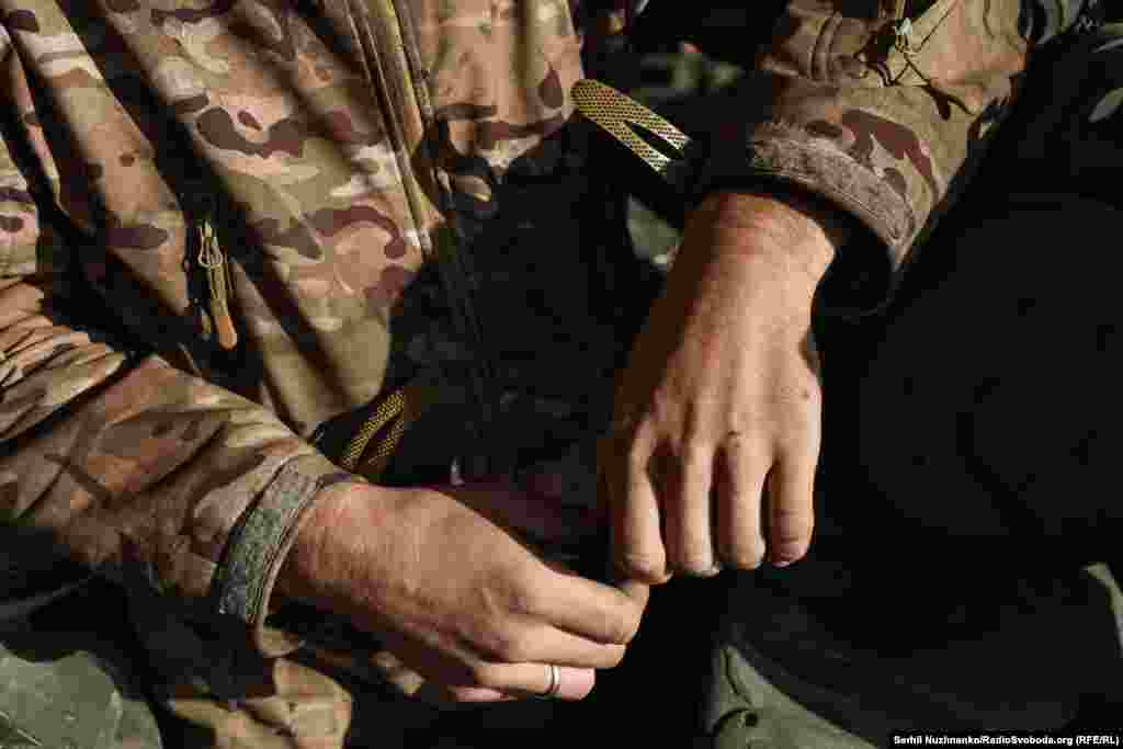 Військові кажуть: «Інтенсивність роботи буває різною, в залежності від того, як «наші» гості йдуть. Якщо пруть, то працюємо. Зараз здебільшого йдуть малими групами, без техніки, але постійно – і вдень, і вночі»