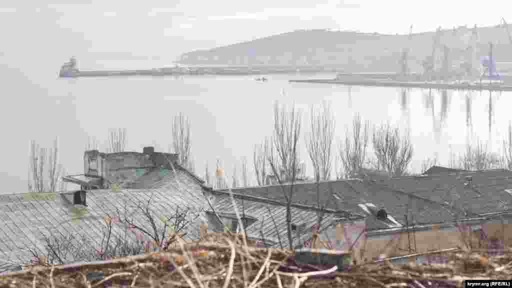 Вид из отеля «Бульварная горка» на крышу санатория «Восход» и порт