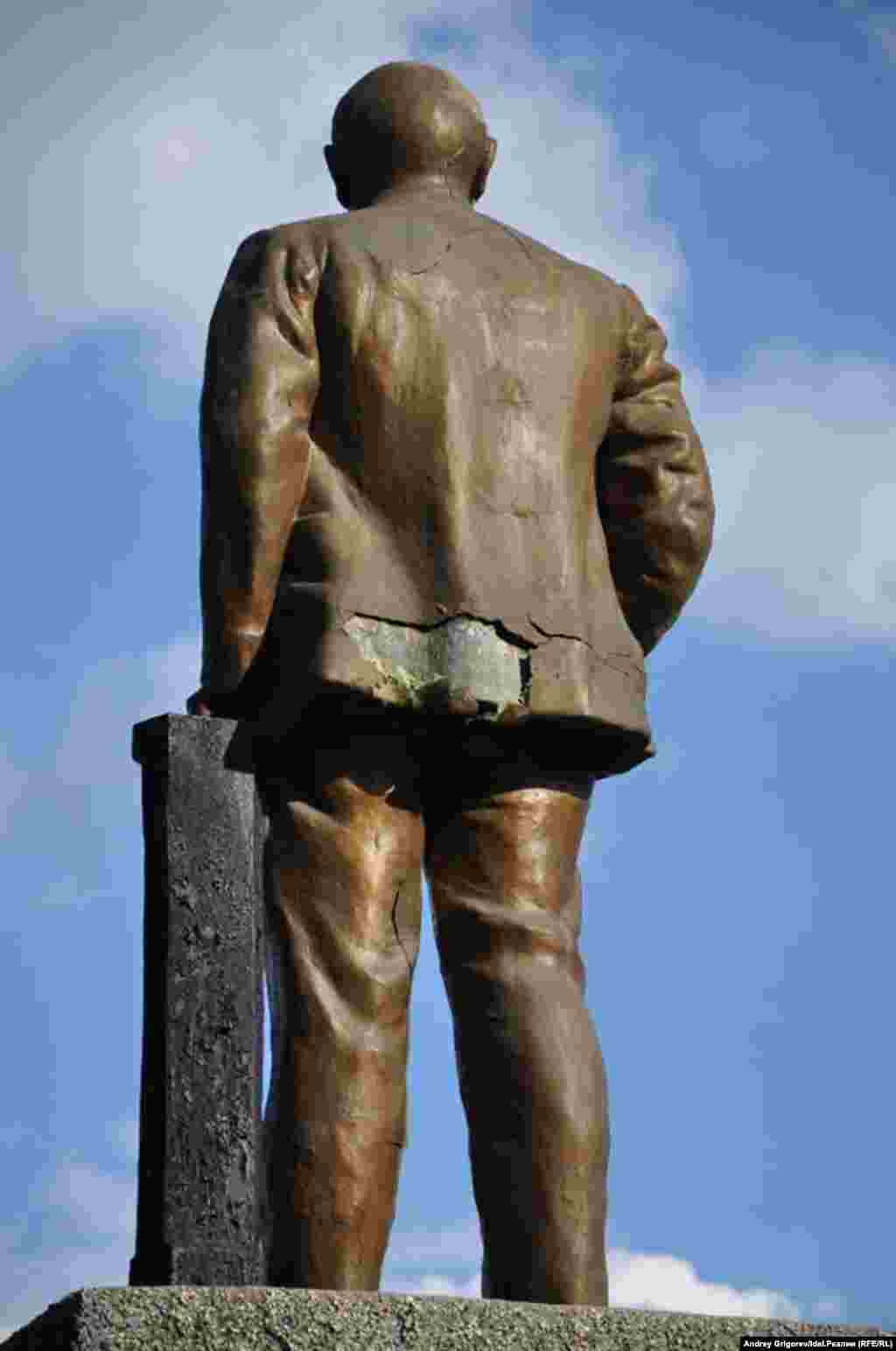 А это Ильич из Кировского района Казани, установленный рядом с административным зданием Казанского порохового завода. Фото сделано лет пять назад. Ныне, говорят, брешь сзади ему благополучно залатали. Выглядит как новенький. 