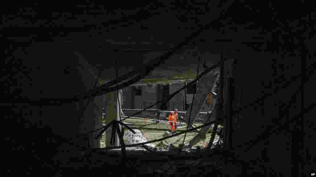 Ljudi prolaze pored zgrade oštećene ruskim napadom na Kijev.