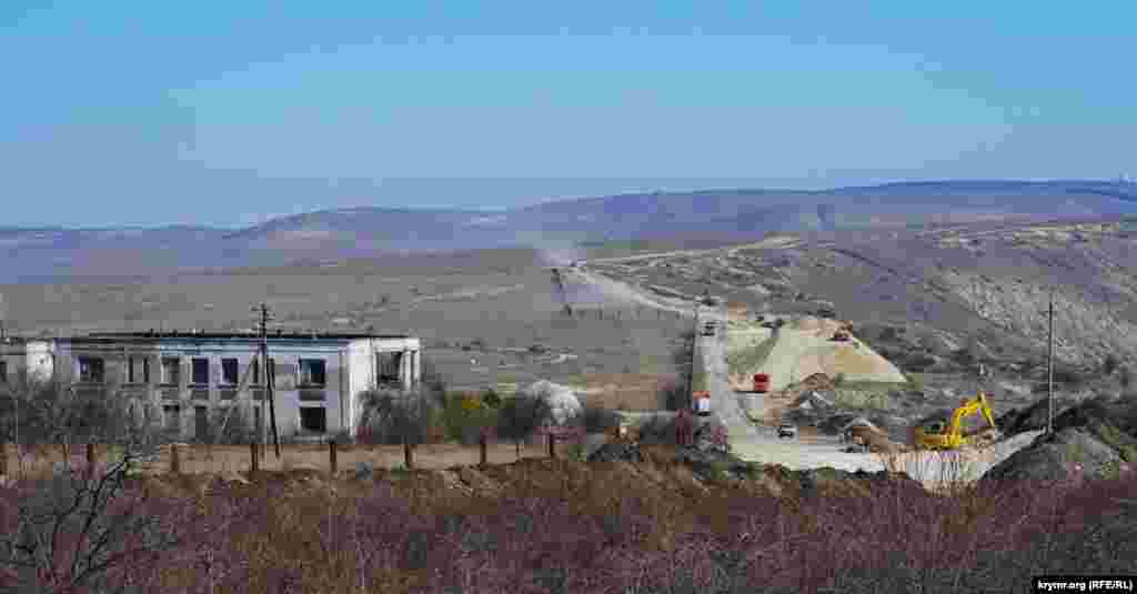 Дорожное строительство огибает аэродром ЦПС (Центра планерного спорта) «Коктебель»