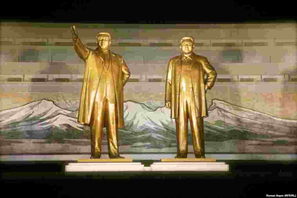 Место силы. Монументы – Ким Ир Сен и Ким Чен Ир. Ночь. Людей в Пхеньяне ночью на улицах нет. Ни одного человека. Оно и понятно – подъем у страны централизованный – в 6 утра