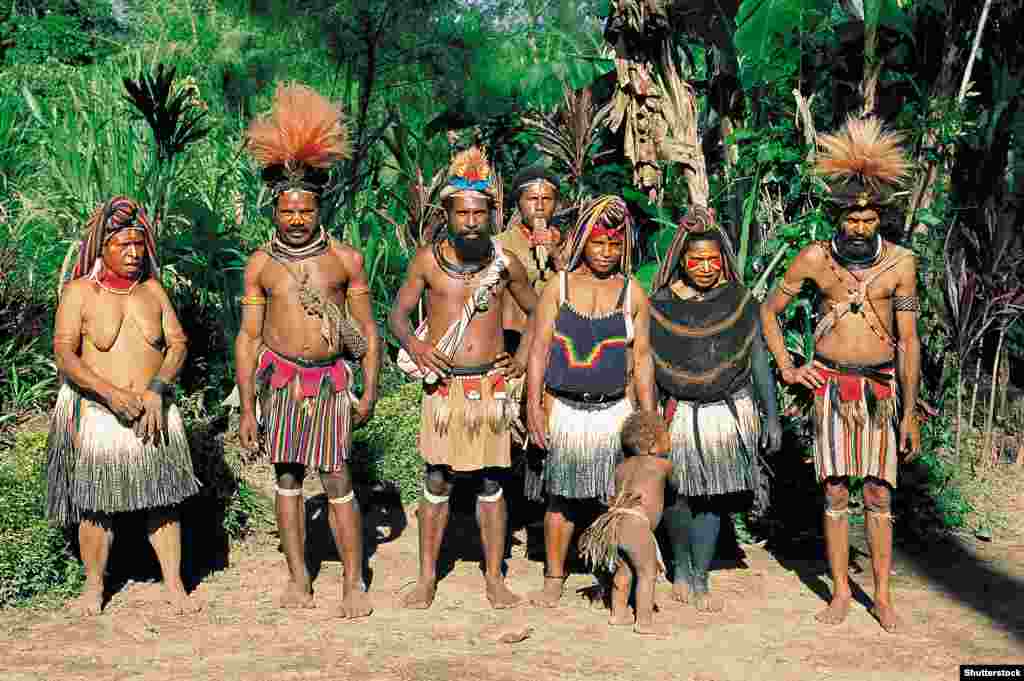 Перевал Тарі з чудовими виглядами на долину внизу і довколишні гірські піки. Це високогірні ліси з гримучими водоспадами. Тутешні люди живуть полюванням, яким займаються в основному чоловіки, а також збиранням та сільським господарством – за цим доглядають жінки.