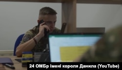 На гарячій лінії патронатної служби 24-ї ОМБр відповідають на дзвінки від родин військовослужбовців