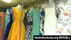 Вибір суконь на донецькому речовому ринку