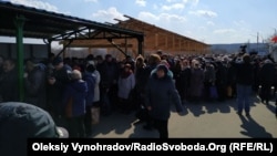 Сейчас на Донбассе работают 2 КПВВ - "Станица Луганская"(ежедневно) и "Новотороицкое"(несколько дней в неделю)