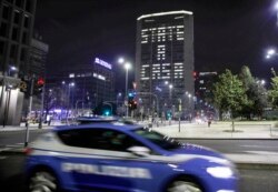 Мілан: вікна будівлі влади регіону Ломбардія висвітлюють слова State a casa – Залишайтеся вдома», 18 березня 2020 року