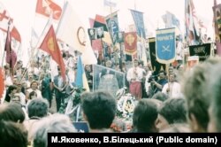 Під час відзначення 500-ліття Запорозького козацтва на могилі кошового отамана Запорізької Січі Івана Сірка були й портрети Степана Бандери, Романа Шухевича, Симона Петлюри. Поблизу Нікополя, Дніпропетровська область, серпень 1990 року