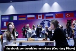 Марія Музичук (праворуч) під час гри з росіянкою Наталією Погоніною у Сочі. 5 квітня 2015 року