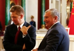 Главы подконтрольных государству "Газпрома" и "Роснефти" Алексей Миллер и Игорь Сечин