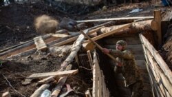 Військовий ЗСУ облаштовує позиції поблизу ділянки розведення номер 2