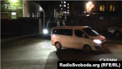 31 жовтня 2017 року. Від будівлі НАБУ у Києві відїжджають два мікроавтобуси