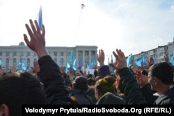 Участники акции возле памятника Ленину в Симферополе, 23 февраля 2014 года