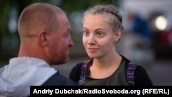 Волонтерка Дарина і безхатченко Едуард (44 роки). Вона приїжджає на вокзал регулярно. У цій розмові вимагала від Едуарда, щоб не пив