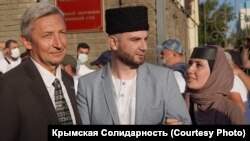 Эрнес Аметов (в центре) после освобождения, 16 сентября 2020 года