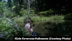 Саша і Маша на ставку. Кадр з фільму