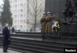 Рекс Тіллерсон у Варшаві біля меморіалу героям гетто, 27 січня 2018 року