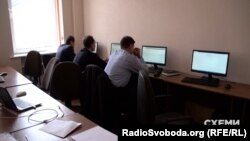 Під час одного з етапів тестувань знімальна група програми зафіксувала, що у кімнаті, де конкурсанти виконували завдання, не було жодного члена комісії