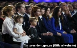 Родина президента України Петра Порошенка – дружина, четверо дітей, невістка і двоє онуків – на форумі «Від Крут до Брюсселя. Ми йдемо своїм шляхом»