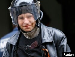 Озброєний чоловік із георгієвською стрічкою біля будівлі МВС у Слов’янську