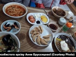 Корейські страви різноманітні. Ось так годують у Пхьончхані волонтерів