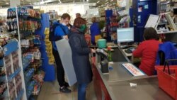 Очередь у кассы в строительном супермаркете во время «карантина»