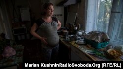 Вагітна Інна в орендованому помешканні, готує чай