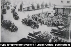 Населення Львова зустрічає Червону армію. Вересень 1939 року