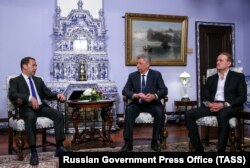 Зліва направо: прем'єр-міністр Росії Дмитро Медведєв, кандидат на посаду президента України Юрій Бойко і голова політичної ради партії «Опозиційна платформа – за життя» Віктор Медведчук. Москва, 22 березня 2019 року