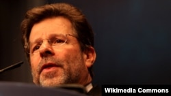 Clifford May je osnivač i predsjednik Fondacije za odbranu demokratija, nestranačkog političkog instituta.