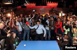 Український актор і кандидат у президенти Володимир Зеленський грає в настільний теніс у своєму передвиборчому штабі після першого туру президентських виборів. Київ, 31 березня 2019 року