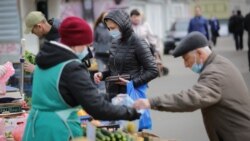 Люди носять медичні маски. Оболонський район, Київ, 21 березня 2020 року